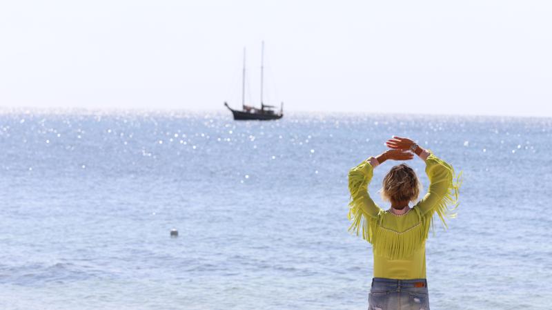 Temptation Island Vip, Valeria Marini dietro uno scoglio con un tentatore. TEMPTATION ISLAND VIP NEWS