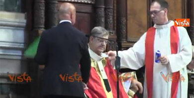 Miracolo San Gennaro, malore del cardinale Sepe durante le celebrazioni