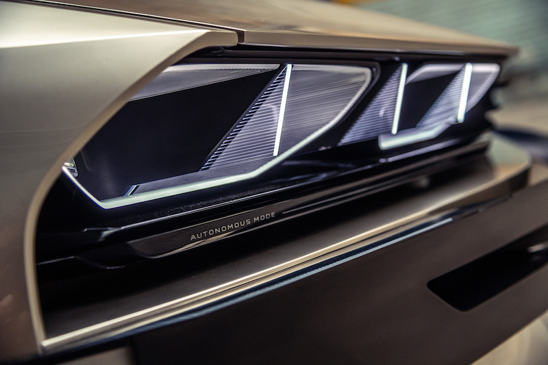 Parte da Parigi il viaggio elettrico della Peugeot e-Legend Concept Parte da Parigi il viaggio elettrico della Peugeot e-Legend Concept