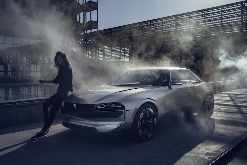 Parte da Parigi il viaggio elettrico della Peugeot e-Legend Concept Parte da Parigi il viaggio elettrico della Peugeot e-Legend Concept