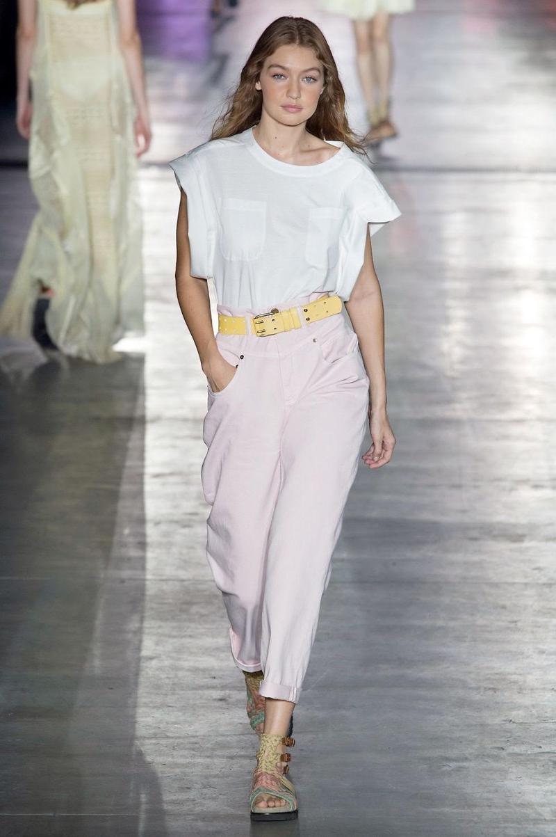 Milano Fashion Week 2019, Moncler innovativo. Alberta Ferretti sensuale e… Milano Fashion Week 2019, Moncler innovativo. Alberta Ferretti sensuale e…