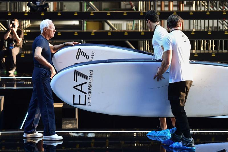 Emporio Armani sfila all’Hangar di Linate. Sorpresa: canta Robbie Williams Emporio Armani sfila all’Hangar di Linate. Sorpresa: canta Robbie Williams