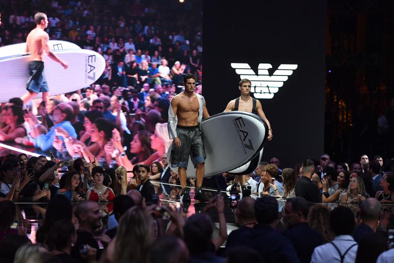 Emporio Armani sfila all’Hangar di Linate. Sorpresa: canta Robbie Williams Emporio Armani sfila all’Hangar di Linate. Sorpresa: canta Robbie Williams