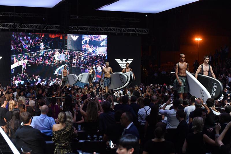 Emporio Armani sfila all’Hangar di Linate. Sorpresa: canta Robbie Williams Emporio Armani sfila all’Hangar di Linate. Sorpresa: canta Robbie Williams