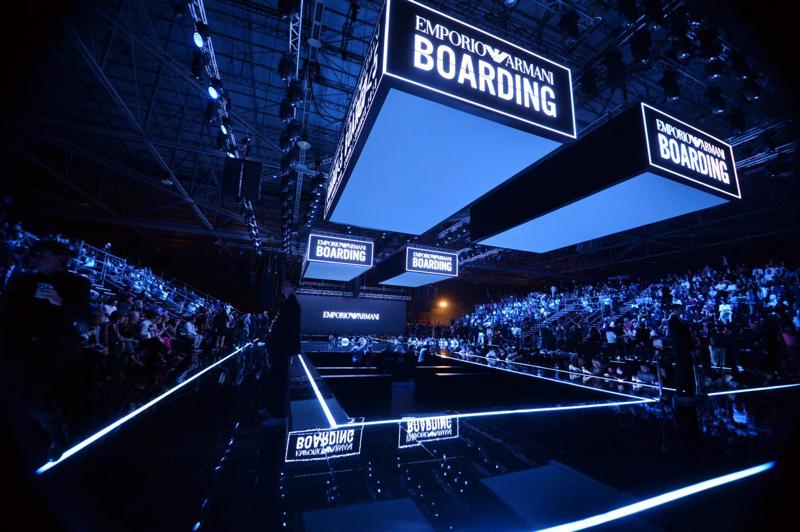 Emporio Armani sfila all’Hangar di Linate. Sorpresa: canta Robbie Williams Emporio Armani sfila all’Hangar di Linate. Sorpresa: canta Robbie Williams