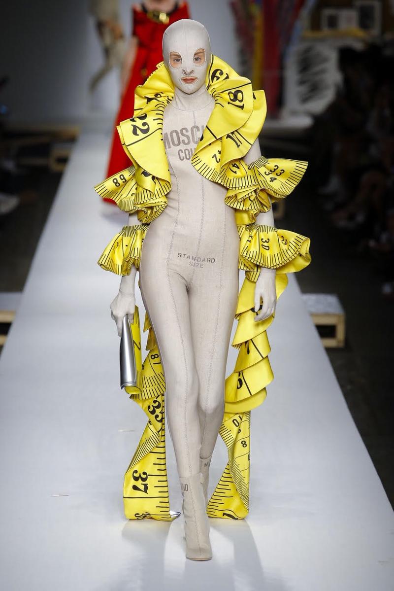 Mfw, Prada e Moschino al top. Oggi Plein e Versace Mfw, Prada e Moschino al top. Oggi Plein e Versace