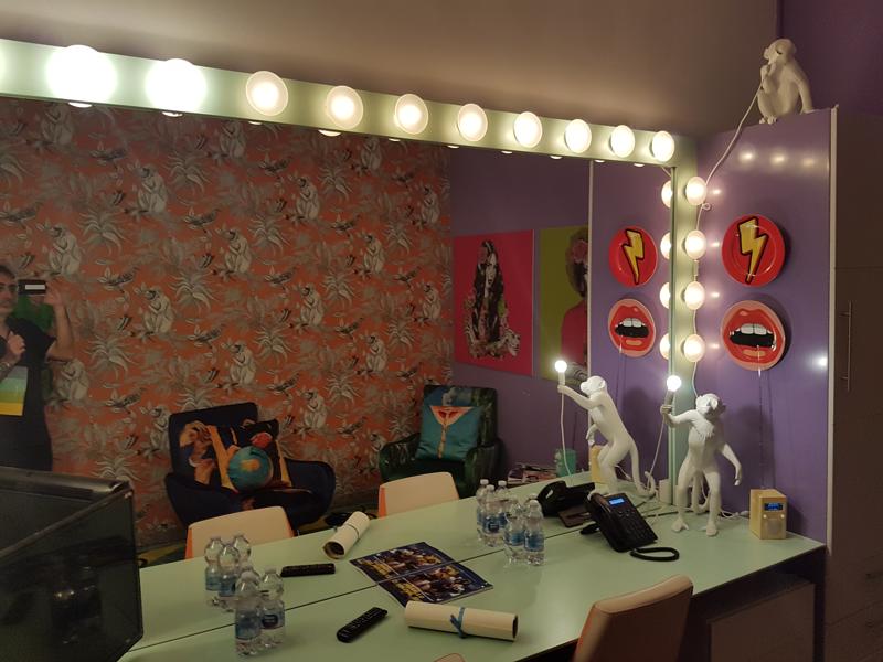 Striscia la Notizia – Affari vi mostra i camerini di Michelle Hunziker, Ezio Greggio, le veline e il Gabibbo Striscia la Notizia – Affari vi mostra i camerini di Michelle Hunziker, Ezio Greggio, le veline e il Gabibbo