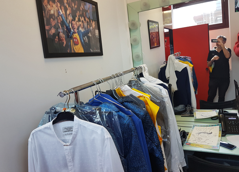 Striscia la Notizia – Affari vi mostra i camerini di Michelle Hunziker, Ezio Greggio, le veline e il Gabibbo Striscia la Notizia – Affari vi mostra i camerini di Michelle Hunziker, Ezio Greggio, le veline e il Gabibbo