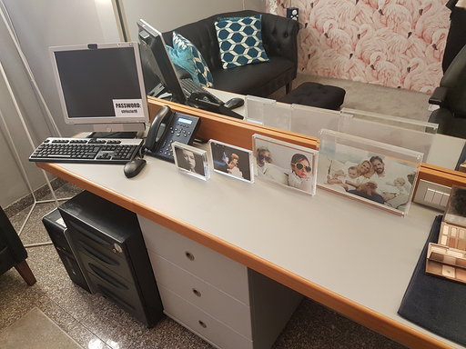 Striscia la Notizia – Affari vi mostra i camerini di Michelle Hunziker, Ezio Greggio, le veline e il Gabibbo Striscia la Notizia – Affari vi mostra i camerini di Michelle Hunziker, Ezio Greggio, le veline e il Gabibbo