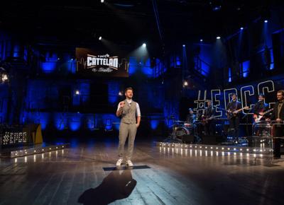Alessandro Cattelan sul palcoscenico del Teatro Parenti