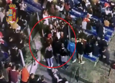 Roma-Frosinone, spinge una donna e la fa cadere dalle scale: arrestato tifoso