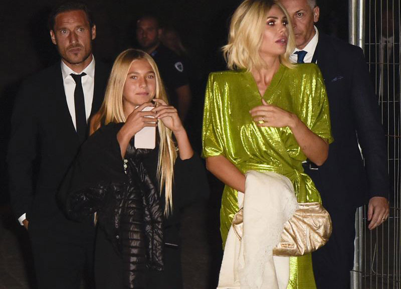 Totti compie 42 anni. Ilary Blasi in look glitterato e la figlia Chanel…FOTO Totti compie 42 anni. Ilary Blasi in look glitterato e la figlia Chanel…FOTO