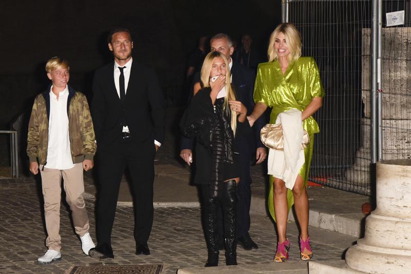 Totti compie 42 anni. Ilary Blasi in look glitterato e la figlia Chanel…FOTO Totti compie 42 anni. Ilary Blasi in look glitterato e la figlia Chanel…FOTO