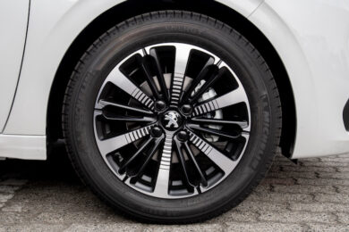 Peugeot 208 Signature, la nuova serie speciale