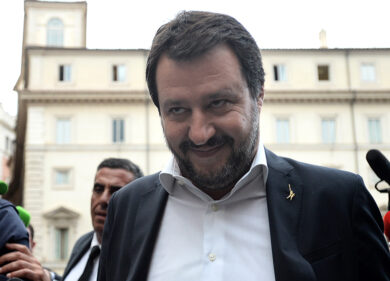 Salvini canta ‘Ma se Ghe pensu’ a Genova sul palco del ‘Zena Fest’