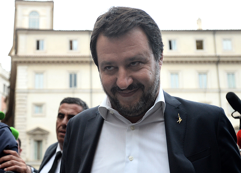 Salvini canta ‘Ma se Ghe pensu’ a Genova sul palco del ‘Zena Fest’ Salvini canta ‘Ma se Ghe pensu’ a Genova sul palco del ‘Zena Fest’