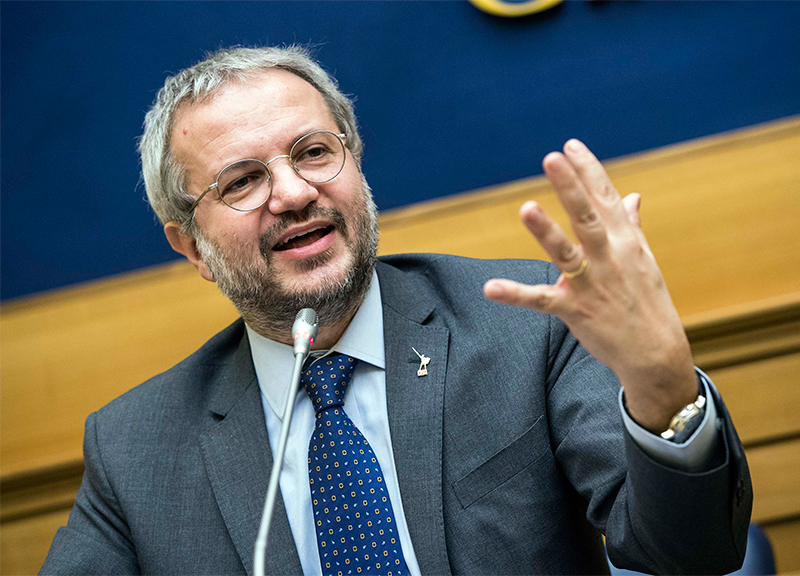 Euro, Borghi rilancia l’uscita. Ma Conte assicura: “E’ la nostra moneta” Euro, Borghi rilancia l’uscita. Ma Conte assicura: “E’ la nostra moneta”