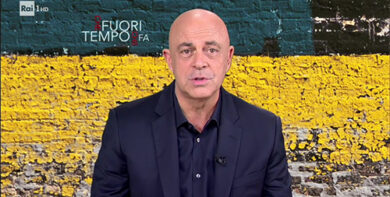 Crozza suggerisce a Casalino un luogo alternativo dove passare Ferragosto