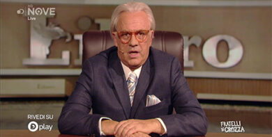 Crozza/Feltri  con il suo solito aplomb commenta l’operato di Mimmo Lucano