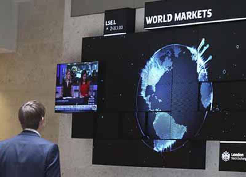 La Borsa sconta la bocciatura Ue: Milano -2,43%. Spread a 302, banche ko La Borsa sconta la bocciatura Ue: Milano -2,43%. Spread a 302, banche ko