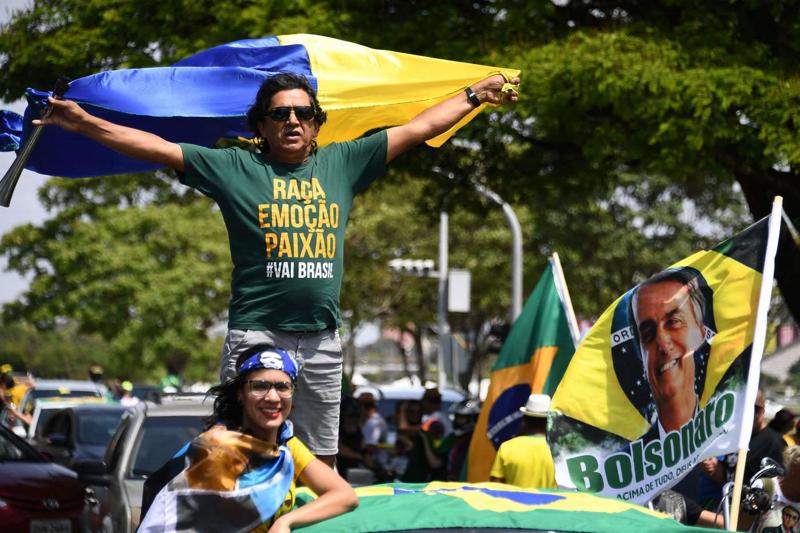 Brasile, elezioni presidenziali: l’estrema destra vola con Bolsonaro Brasile, elezioni presidenziali: l’estrema destra vola con Bolsonaro