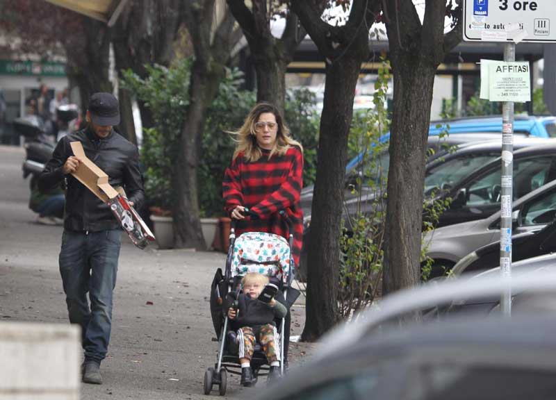 Roma, a Tor Bella Monaca non piove mai. Marco Bocci e Laura Chiatti, il ciack Roma, a Tor Bella Monaca non piove mai. Marco Bocci e Laura Chiatti, il ciack