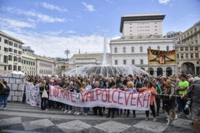 Ponte Morandi, gli sfollati in piazza. Toninelli: “Decreto scritto col cuore”
