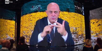 Crozza a Fazio: “Sei uno dei nemici di Salvini, insieme a Juncker e Macron”