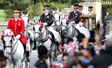 Royal Family News: il vento alza la gonna di Kate Middleton. E Meghan… FOTO