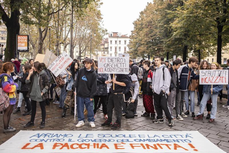 Sciopero scuola studenti bruciano fantocci Salvini e Di Maio