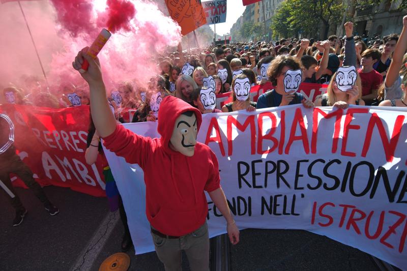 Sciopero scuola studenti bruciano fantocci Salvini e Di Maio