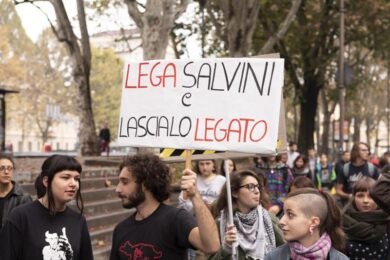 Sciopero scuola studenti bruciano fantocci Salvini e Di Maio