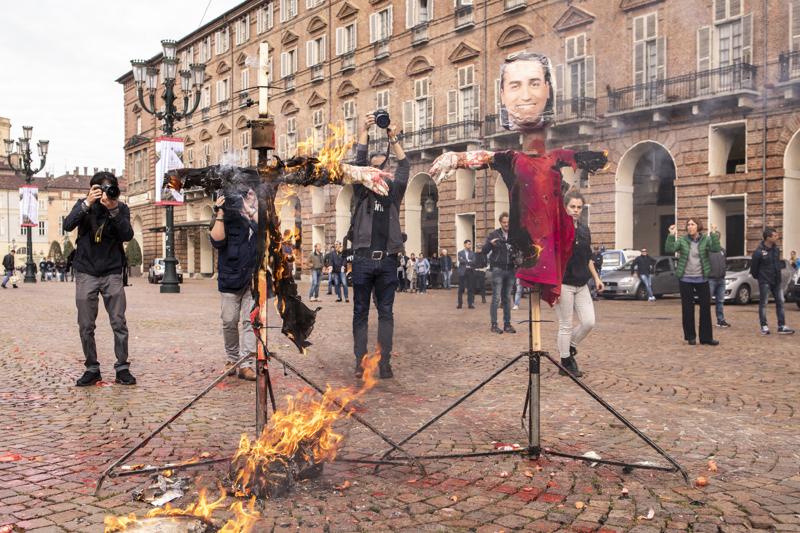 Sciopero scuola studenti bruciano fantocci Salvini e Di Maio
