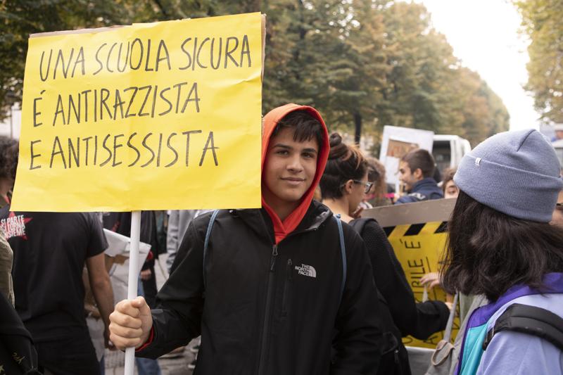 Sciopero scuola studenti bruciano fantocci Salvini e Di Maio