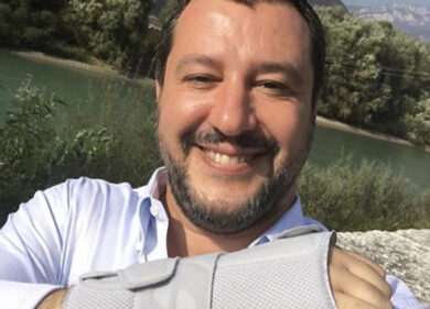 Salvini col tutore al polso: “Alla mia età lo sport è pericoloso”