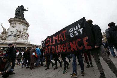 Francia in piazza contro Macron sul clima. Manifestazioni in Ue. E l’Italia?