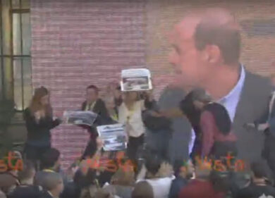 Pd, Zingaretti interrotto dalla protesta animalista, rissa sfiorata. Video