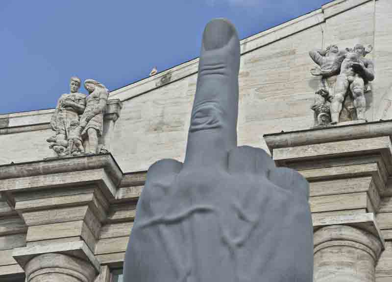 Piazza Affari chiude in deciso rialzo a +2,23%. Spread sotto quota 300 Piazza Affari chiude in deciso rialzo a +2,23%. Spread sotto quota 300