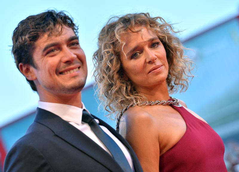 Riccardo Scamarcio sul set con l’ex Golino. La confessione: “Non sono guarito” Riccardo Scamarcio sul set con l’ex Golino. La confessione: “Non sono guarito”