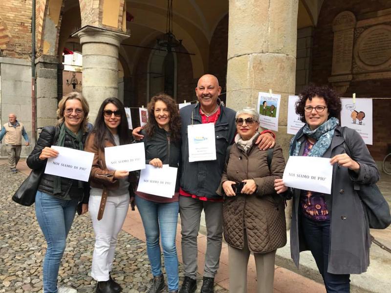 Lodi, bambini a mensa insieme grazie a colletta. Presidio in piazza. FOTO