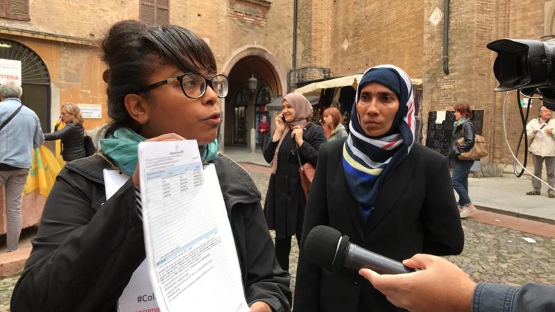 Lodi, bambini a mensa insieme grazie a colletta. Presidio in piazza. FOTO