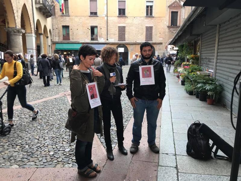 Lodi, bambini a mensa insieme grazie a colletta. Presidio in piazza. FOTO