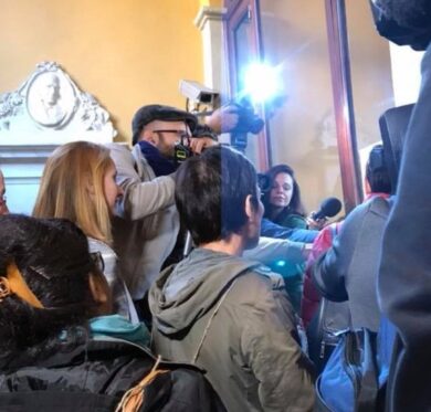 Lodi, bambini a mensa insieme grazie a colletta. Presidio in piazza. FOTO