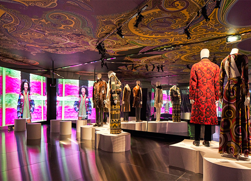 Etro celebra i 50 anni del marchio con una mostra al MUDEC: Generation Paisley Etro celebra i 50 anni del marchio con una mostra al MUDEC: Generation Paisley
