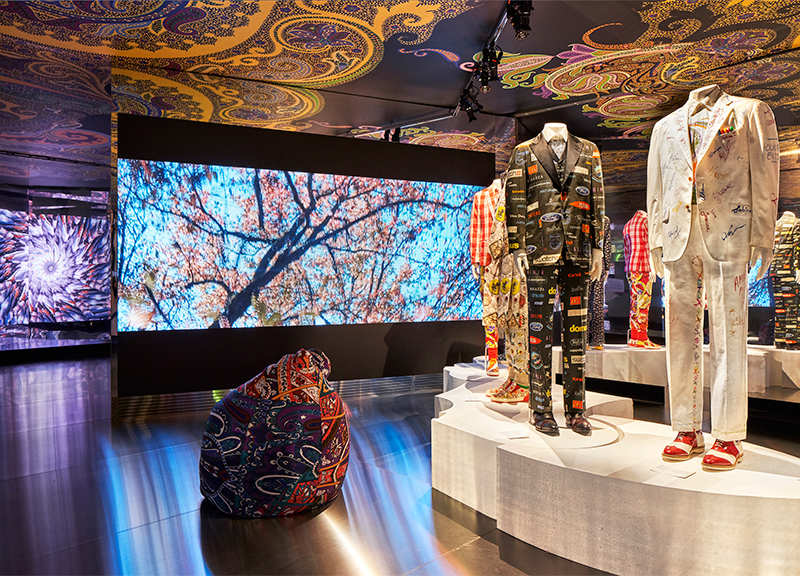 Etro celebra i 50 anni del marchio con una mostra al MUDEC: Generation Paisley Etro celebra i 50 anni del marchio con una mostra al MUDEC: Generation Paisley