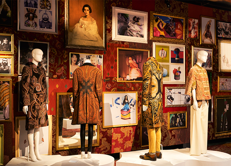 Etro celebra i 50 anni del marchio con una mostra al MUDEC: Generation Paisley Etro celebra i 50 anni del marchio con una mostra al MUDEC: Generation Paisley