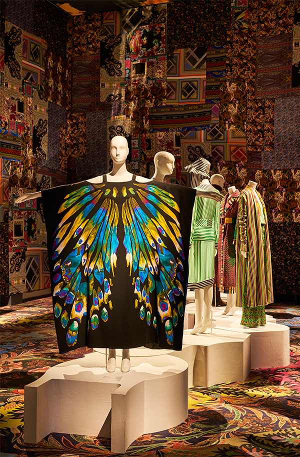 Etro celebra i 50 anni del marchio con una mostra al MUDEC: Generation Paisley Etro celebra i 50 anni del marchio con una mostra al MUDEC: Generation Paisley