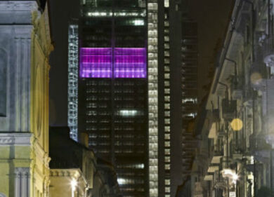 Intesa Sanpaolo, il grattacielo si illumina di rosa