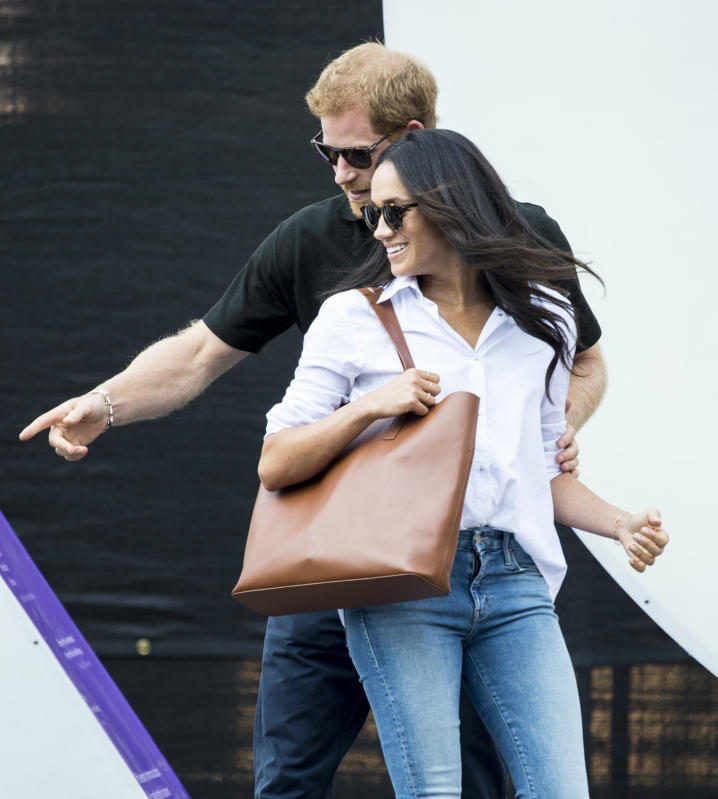 Meghan e Harry come popstar in Australia. E fanno pure il “miracolo” pioggia