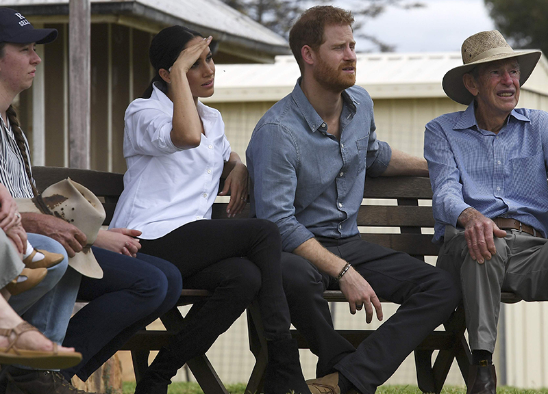 Meghan e Harry come popstar in Australia. E fanno pure il “miracolo” pioggia